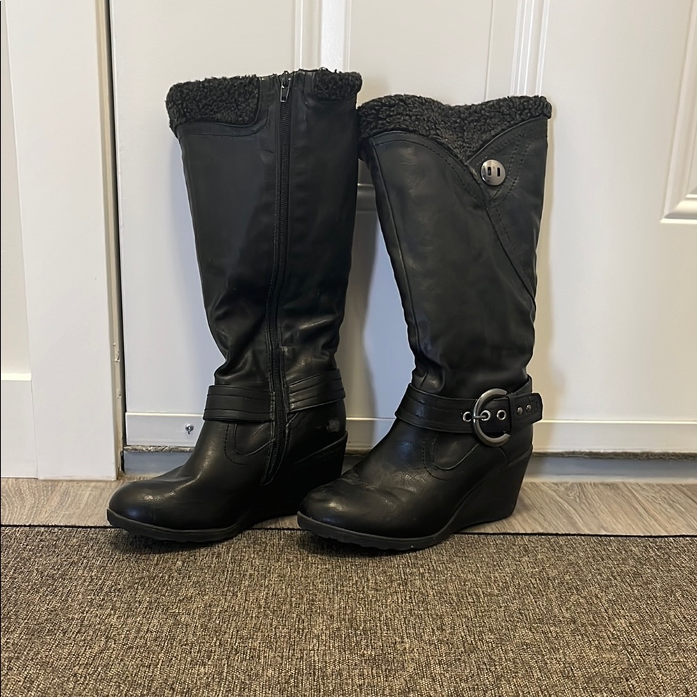 Black Knee-High Heeled Boots with Buckle